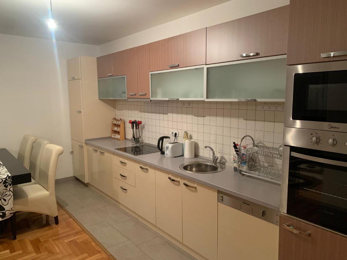 Big Spacious Apartment In Pej Center With Wi-Fi Peje Exteriér fotografie